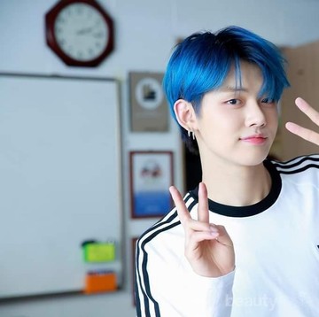 Pernah Punya Rambut Biru, 12 Idol Kpop Ini Kece Banget Deh!