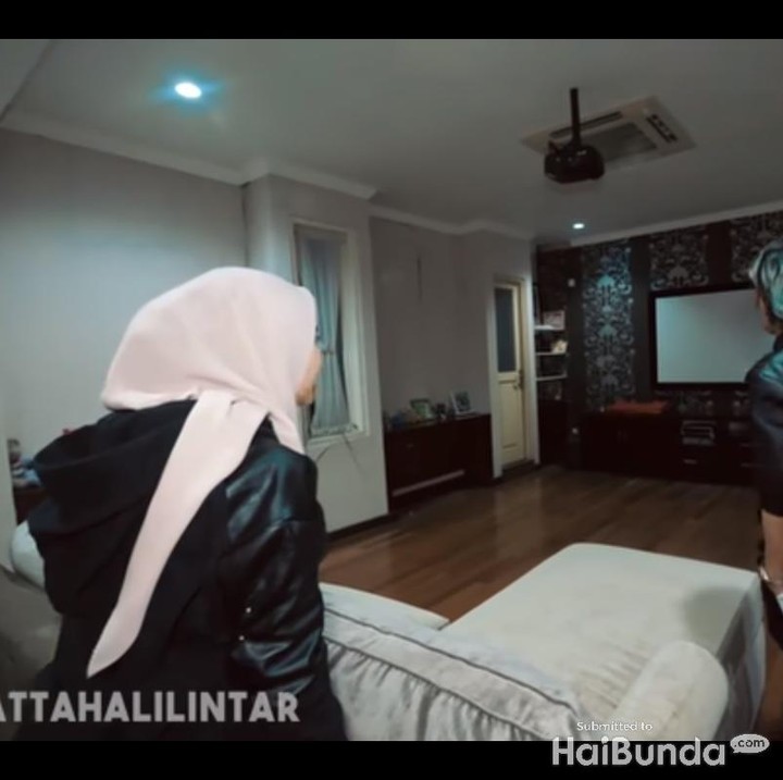 <p>Masih seruangan dengan tempat meeting, mini bioskop ini sebenarnya sudah jarang dipakai. Dengan bisnisnya yang semakin besar, mini bioskop yang terlihat lebih luas dari ruang meeting ini pun dialih fungsikan sewaktu-waktu untuk berkumpul bersama tim bisnisnya. (Foto: Youtube Atta Halilintar)</p>