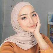 Simple dan Mudah Ditiru! Contek 5 Inspirasi Gaya Hijab ala Selebgram Cantik Liza Rosalita