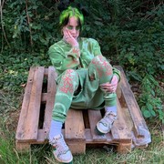 Bisa Jadi Inspirasi Fashion, Begini Gaya Billie Eilish Berpakaian Serba Hijau Metalik
