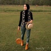 Pakai Celana Jeans ke Kondangan? Coba Intip 5 Padu Padan Buat Hijabers Ini!