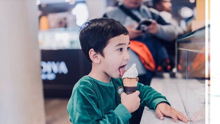 Ngegemesin Banget! Begini Gaya Rafathar Saat Keliling Dunia