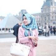 6 Gaya Liburan Mewah Medina Zein, Tenteng Tas Rp200 Jutaan