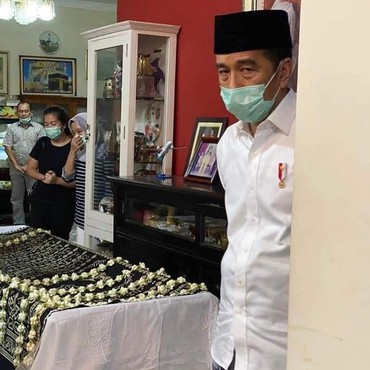 Raut Kesedihan Presiden Jokowi di Hadapan Jenazah Ibunda