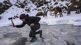 FOTO: Relaksasi Menggigil di Islandia Metode Wim Hof, metode berendam dalam es untuk kesehatan, yang dinamai dari sosok atlet asal Belanda.