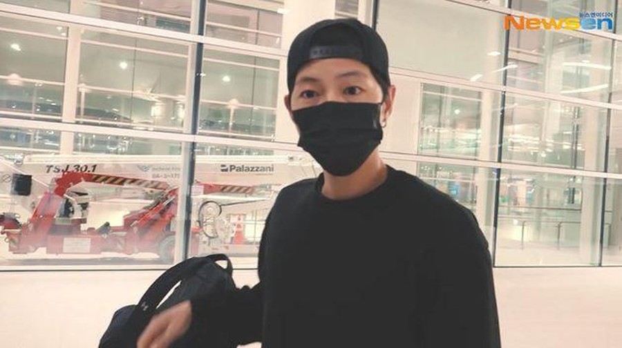 Song Joong Ki tampil berbeda menggunakan anting di telinga kiri usai kembali dari Kolombia.