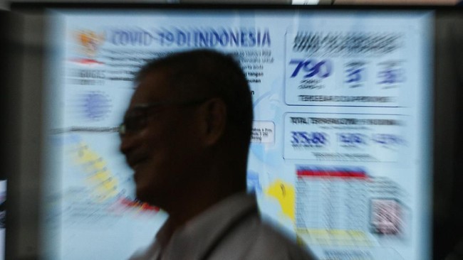 Juru Bicara Pemerintah untuk Penanganan COVID-19 Achmad Yurianto menjawab pertanyaan wartawan seusai menyampaikan keterangan pers di Graha BNPB, Jakarta, Rabu (25/3/2020). Berdasarkan data Pemerintah hingga Rabu (25/3/2020) pukul 12.00 WIB, jumlah kasus positif COVID-19 mencapai 790 orang dengan jumlah pasien sembuh mencapai 31 orang dan kasus meninggal dunia mencapai 58 orang. ANTARA FOTO/Rivan Awal Lingga