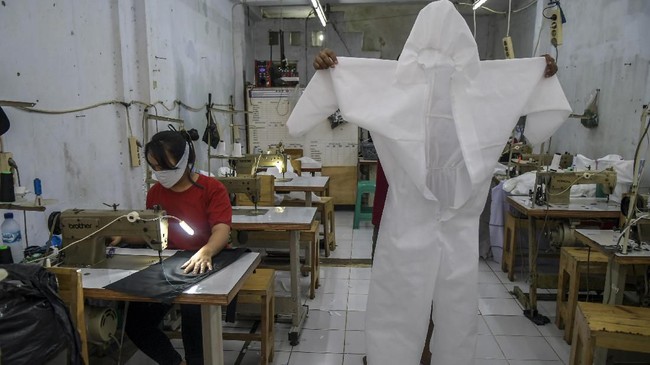 Persediaan APD yang dikenakan tenaga medis saat menangani pasien covid-19 di Indonesia menipis, sehingga menggugah donasi warga yang membuatnya sukarela.