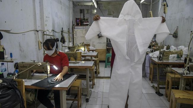 Ramai-ramai Donasi APD Dukung Tenaga Medis Lawan Corona Persediaan APD yang dikenakan tenaga medis saat menangani pasien covid-19 di Indonesia menipis, sehingga menggugah donasi warga yang membuatnya sukarela.