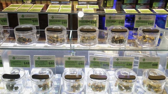 Sejumlah toko ganja legal di Amerika Serikat diserbu pembeli demi stok pengobatan medis dan menghilangkan kecemasan akibat lockdown.