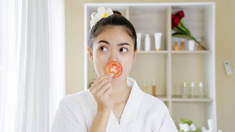 Merawat kulit wajah jadi lebih putih dan cerah ternyata mudah dilakukan, Bun. Pakai bahan-bahan yang ada di dapur saja yuk untuk masker wajah seperti berikut!