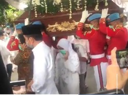 Jokowi Lepas Jenazah Ibunda dengan Tradisi Brobosan