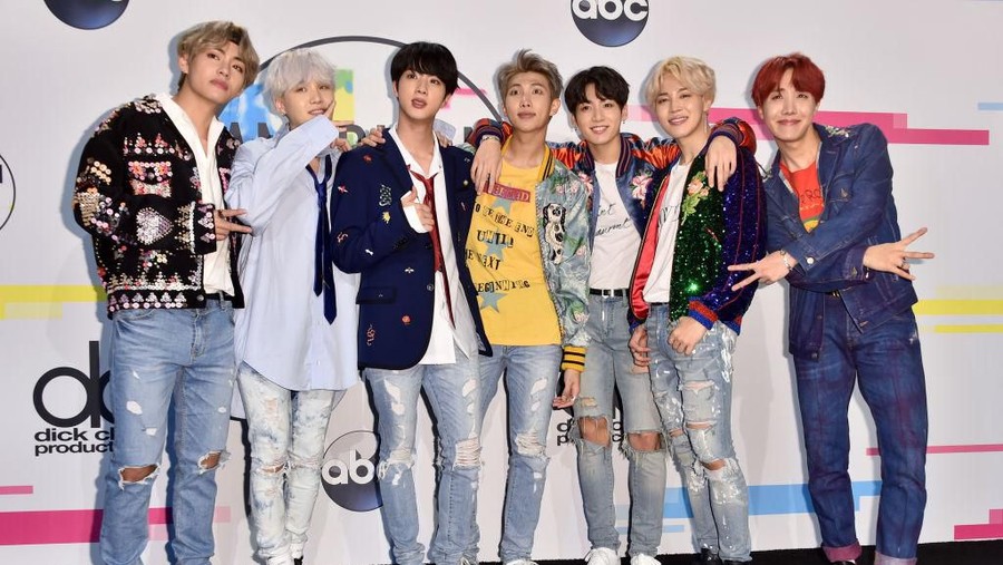 LOS ANGELES, CA - NOVEMBER 19:  BTS poses in the press room during the 2017 American Music Awards at Microsoft Theater on November 19, 2017 in Los Angeles, California.  (Photo by Alberto E. Rodriguez/Getty Images)