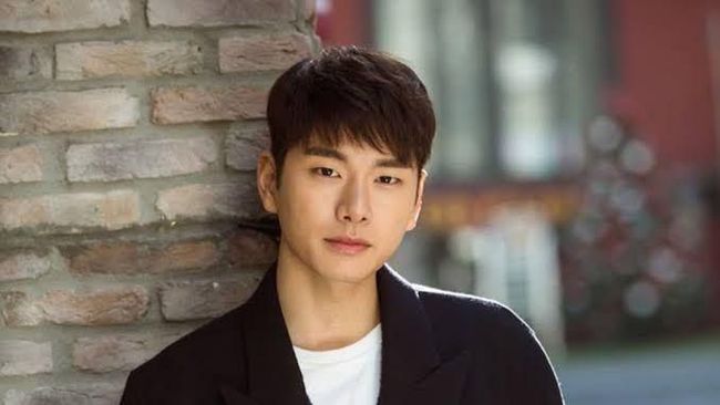 Momen Lee Yi Kyung Sebut Nama Mantan Saat Terima Penghargaan 2024 APAN Star Awards