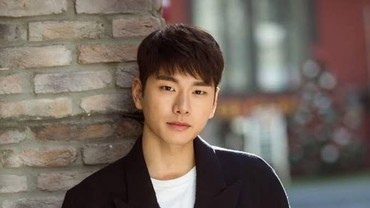 img-title Lee Yi Kyung Dikabarkan Bintangi Drama Adaptasi Webtoon 'Marry My Husband'