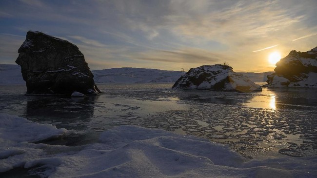 A picture taken on February 1, 2020 shows a view of an ice-covered lake in southwestern Iceland during a seminar in Kleyfarvatn, near Reykjavik. - Using slow, deliberate movements and deep breathing, bathers immerse themselves in the waters of an ice-covered lake in southwestern Iceland. The temperature above the frozen lake of Kleifarvatn, one of country's deepest, is minus six degrees Celsius (21.2 degrees Fahrenheit). (Photo by Halldor KOLBEINS / AFP)