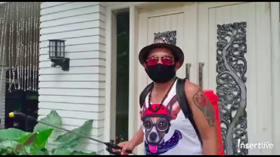 Jeremy Teti membantu tetangganya dengan menjadi seorang penyemprot disinfektan.