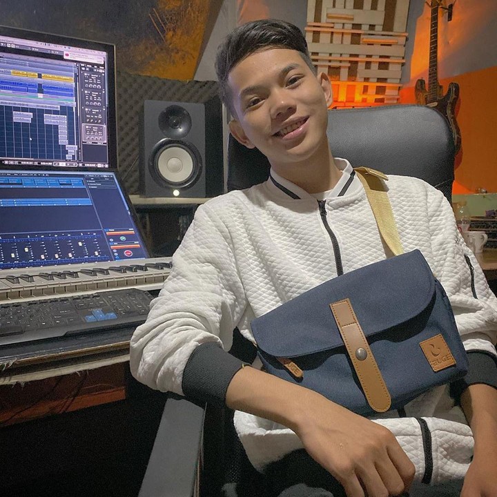<p>Tegar Septian sendiri merupakan penyanyi dan mantan pengamen cilik yang terkenal dengan lagu Aku Yang Dulu Bukan Yang Sekarang. (Foto: Instagram @tegar_official)</p>
