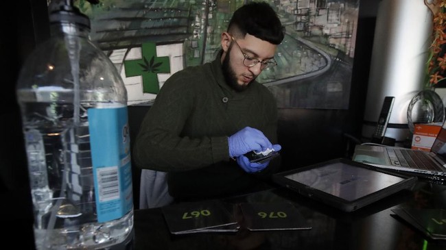 FOTO: Borong Ganja, Siasati Lockdown di California