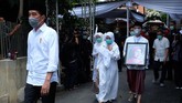 Foto: Pemakaman Ibunda Jokowi Presiden Joko Widodo beserta keluarga mengantar sang ibunda, Sujiatmi Notomiharjo ke liang lahat di pemakaman keluarga di Dukuh Mundu, Gondangrejo.