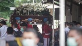 Foto: Pemakaman Ibunda Jokowi Presiden Joko Widodo beserta keluarga mengantar sang ibunda, Sujiatmi Notomiharjo ke liang lahat di pemakaman keluarga di Dukuh Mundu, Gondangrejo.