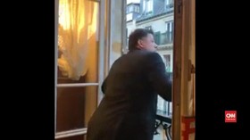 VIDEO: Lockdown, Penyanyi Opera Paris Bernyanyi Hibur Warga