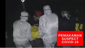 VIDEO: Pemakaman Suspect Covid-19, Keluarga Lihat dari Jauh