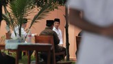 Foto: Pemakaman Ibunda Jokowi Presiden Joko Widodo beserta keluarga mengantar sang ibunda, Sujiatmi Notomiharjo ke liang lahat di pemakaman keluarga di Dukuh Mundu, Gondangrejo.