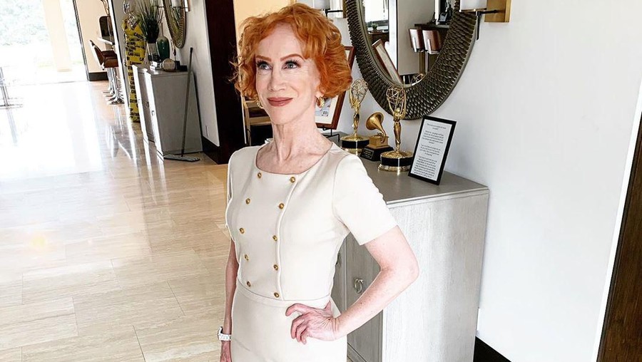 Tak Bisa Tes Corona, Artis Hollywood Ini Sebut Donald Trump Berbohong Kathy Griffin anggap Donald Trump berbohong soal kebijakan tes Corona di AS.