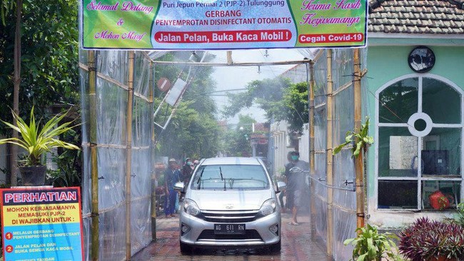 Warga di Tulungagung, Jawa Timur membangun gerbang penyemprot disinfektan di pintu masuk perumahan buat mengantisipasi penyebaran virus corona.