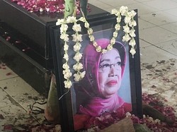 Video: Melihat Makam Ibunda Jokowi di Sisi Pusara Sang Suami