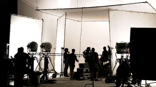 Sejumlah perusahaan stasiun televisi besar Inggris membantu produksi film independen yang tertekan di tengah wabah virus corona.