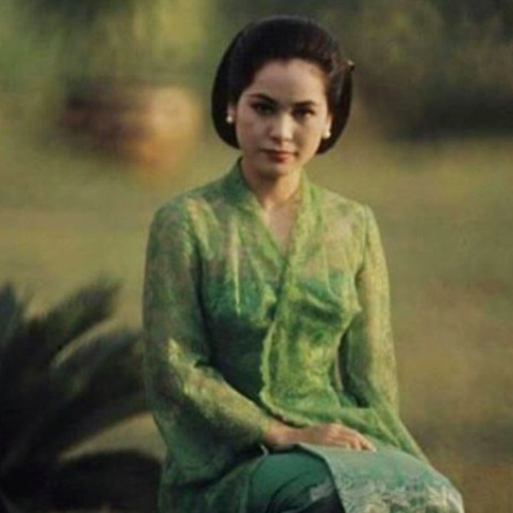<p>Sebelum menikah dengan Sang Proklamator, Ratna Sari Dewi adalah seorang pelajar dan entertainer. Ia pertama kali bertemu dengan Presiden Sukarno di usia 19 tahun saat sang presiden tengah dalam kunjungan kenegaraan di Jepang. (Foto: Instagram: @dewisukarnoofficial)</p>