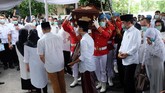 Foto: Pemakaman Ibunda Jokowi Presiden Joko Widodo beserta keluarga mengantar sang ibunda, Sujiatmi Notomiharjo ke liang lahat di pemakaman keluarga di Dukuh Mundu, Gondangrejo.