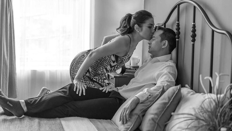 Ari Wibowo dan istri mengikuti anjuran pemerintah untuk karantina mandiri di rumah, di tengah wabah Corona. Tapi, tak menghalangi mereka untuk tetap romantis.