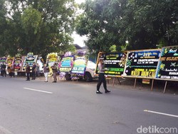 Usai Jenazah Ibunda Jokowi Disalatkan, Keluarga Laksanakan Tradisi Brobosan
