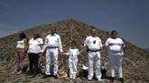 NYALANG: Menjemput Tenang di Tengah Gelombang Dalam foto unik pilihan CNNIndonesia.com pekan ini, ada kisah-kisah isolasi dan karantina mandiri dari berbagai penjuru dunia.