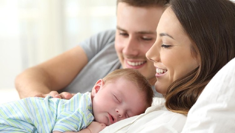 Bayi baru lahir cenderung cepat ngantuk dan tertidur sepanjang hari. Berikut ada beberapa tips mudah agar mereka mau menyusu dengan teratur.