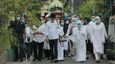 Foto: Pemakaman Ibunda Jokowi Presiden Joko Widodo beserta keluarga mengantar sang ibunda, Sujiatmi Notomiharjo ke liang lahat di pemakaman keluarga di Dukuh Mundu, Gondangrejo.