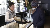 FOTO: Borong Ganja, Siasati Lockdown di California Toko ganja di Amerika Serikat meraup untung karena banyak pembeli borong untuk kebutuhan medis dan relaksasi selama lockdown.