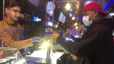 FOTO: Borong Ganja, Siasati Lockdown di California Toko ganja di Amerika Serikat meraup untung karena banyak pembeli borong untuk kebutuhan medis dan relaksasi selama lockdown.