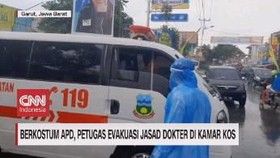 VIDEO: Berkostum APD, Petugas Evakuasi Jasad Dokter