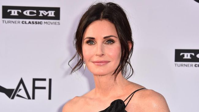 Sepuluh tahun memerankan Monica dalam Friends, Courteney Cox mengaku tak ingat apa pun ceritanya. Kini, ia memutuskan menonton ulang serial itu.