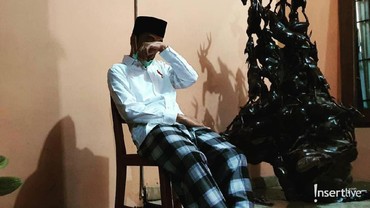 img-title Tetesan Air Mata Jokowi Saat Pemakaman Almarhumah Ibu