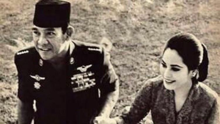 Tidak mudah bagi Dewi Soekarno berstatus sebagai istri ke-6 Soekarno. Ia harus mendapat perlakukan tidak menyenangkan dari istri Sang Proklamator sebelumnya.