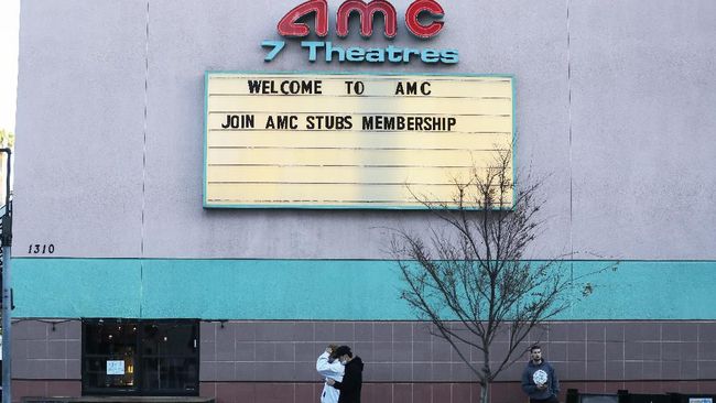 SANTA MONICA, CALIFORNIA - MARCH 17: People walk outside a closed AMC movie theater on March 17, 2020 in Santa Monica, California. AMC Theatres is closing all their theaters nationwide in response to the coronavirus (COVID-19) pandemic.   Mario Tama/Getty Images/AFP