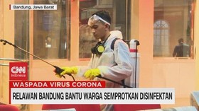 VIDEO: Relawan Bandung Bantu Warga Semprotkan Disinfektan