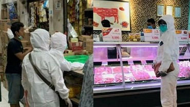 img-title Alat Medis Langka, Viral Emak-emak Belanja ke Pasar Pakai APD