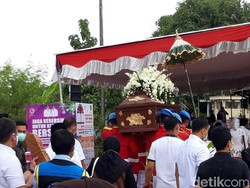 Jenazah Ibunda Jokowi Tiba di Pemakaman Mundu Karanganyar