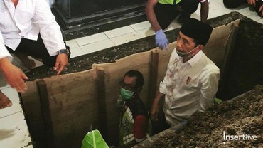 Penuh Haru, Jokowi Cangkul Sendiri Liang Kubur Almarhumah Ibunda